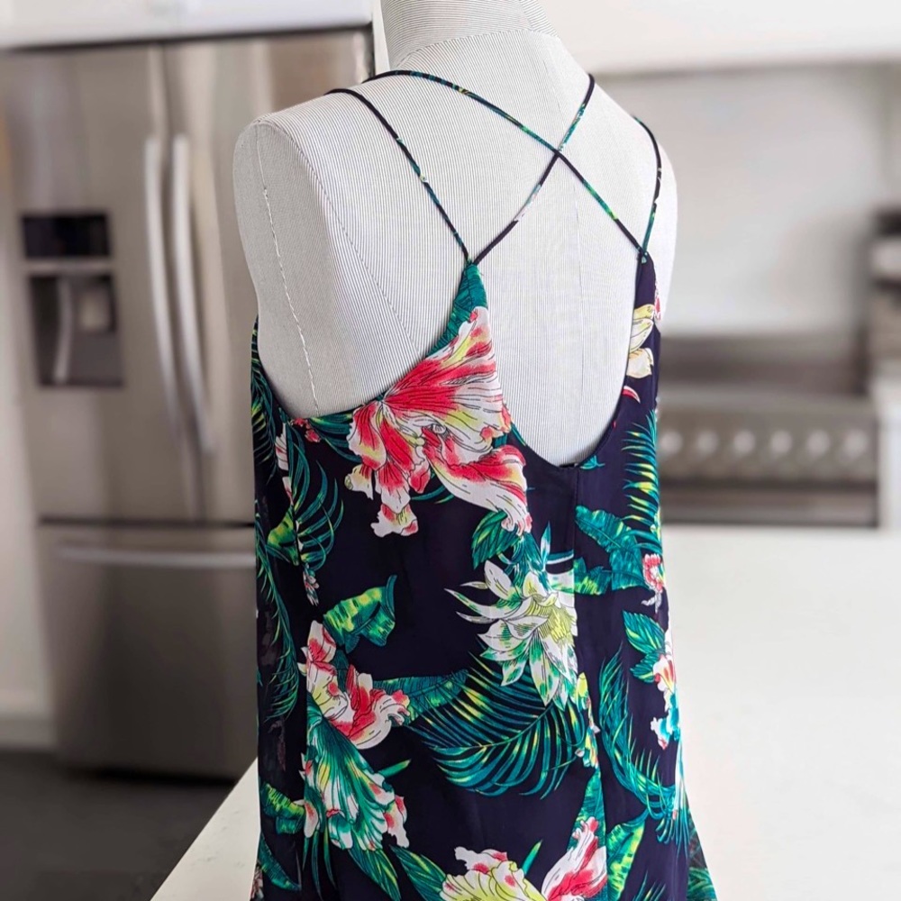 Beautiful dress with round neck and thin straps with fluid fabric and lined